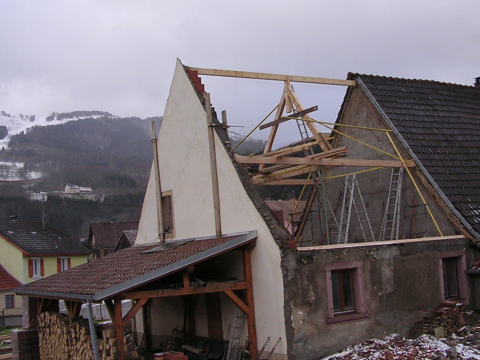 On reconstruit ... Nouvelle charpente